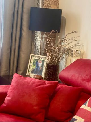 Divano modulare rosso in tessuto e pelle scamosciata