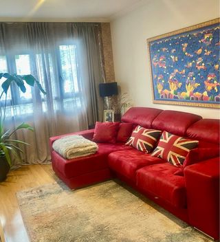 Divano modulare rosso in tessuto e pelle scamosciata