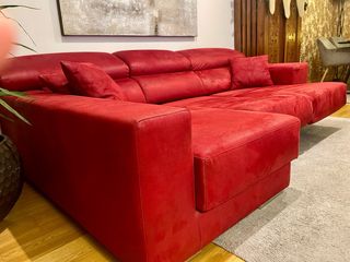 Sofá modular rojo de tela y ante