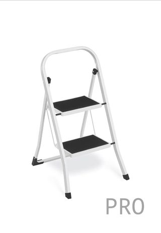 Scala a libretto SONGMICS, scala con 2 gradini, gradino pieghevole, blocco di sicurezza, facile da riporre, carico fino a 150 kg, bianco semplice GSL12WT