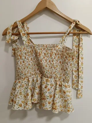 Top floral con tirantes anudados