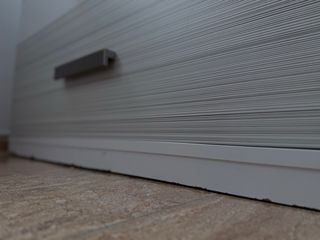 Cajonera gris y blanca