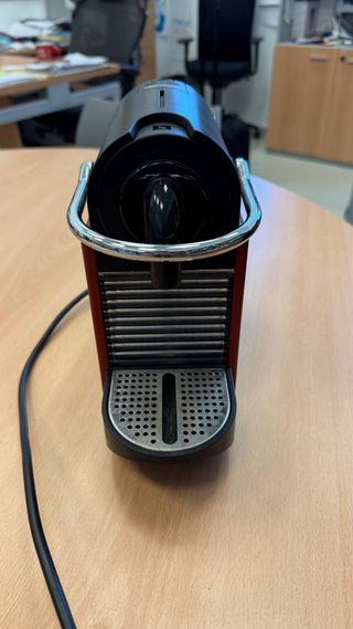 Macchina da caffè Nespresso rossa e nera