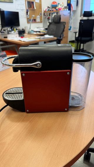 Macchina da caffè Nespresso rossa e nera