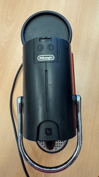 Macchina da caffè Nespresso rossa e nera