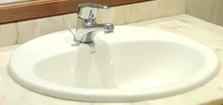 Mueble de baño, lavabo y grifo monomando Roca