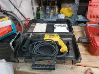 Taladro percutor DeWalt con maletín
