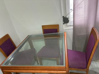 Mesa de cristal y 4 sillas moradas