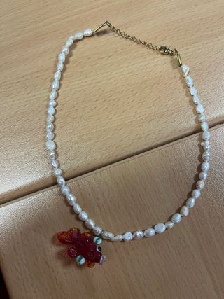Collar perlas blancas con pez rojo