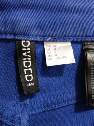 Pantalones vaqueros azules desgastados