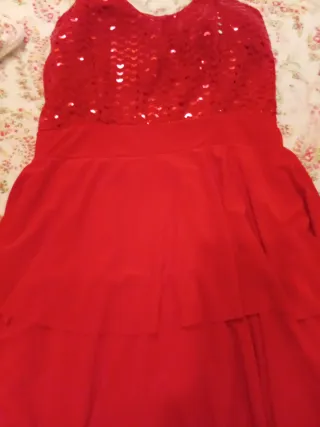 Vestido de fiesta rojo con volantes