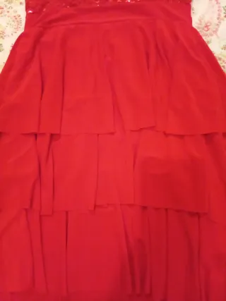 Vestido de fiesta rojo con volantes