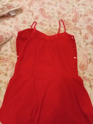 Vestido de fiesta rojo con volantes