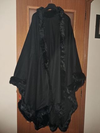 Preciosa capa de invierno negra