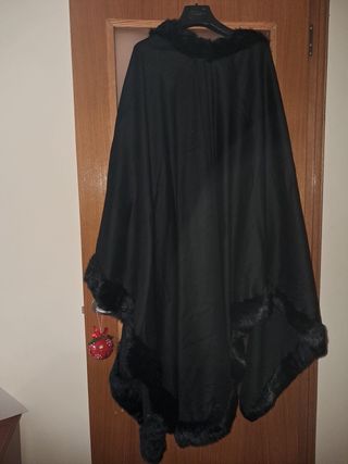 Preciosa capa de invierno negra