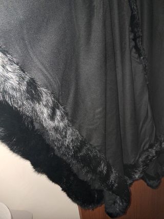 Preciosa capa de invierno negra