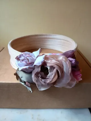 Tocado floral para celebraciones