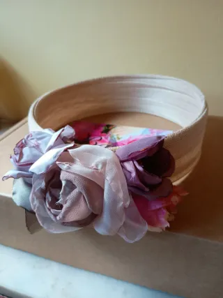 Tocado floral para celebraciones