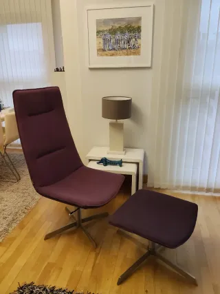 Silla de diseño morada y plateada