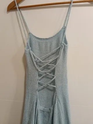 Vestido azul de tirantes con espalda cruzada