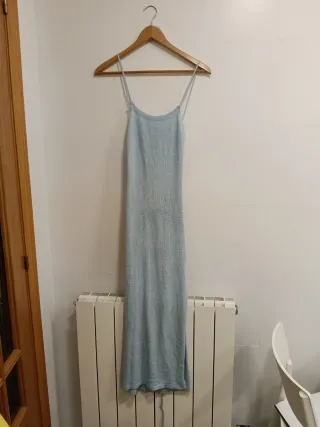 Vestido azul de tirantes con espalda cruzada