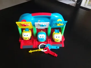 Garaje de juguete con coches y llaves