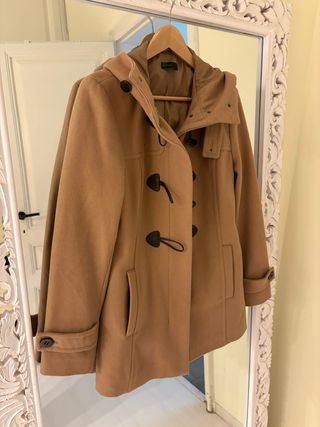 Benetton Abrigo beige con capucha y botones