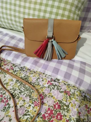 Bolso marrón con detalles rojos y grises