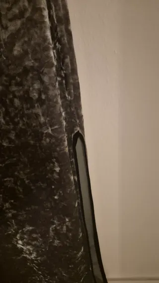 Vestido de Bershka largo gris terciopelo.