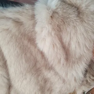 Giacca corta in pelliccia sintetica