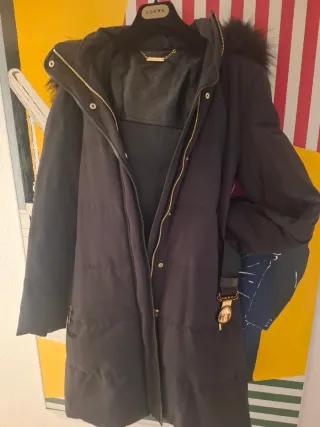 Abrigo Loewe Negro con Capucha, quitable.