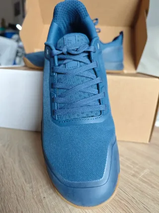 Zapatillas híbridas Velites azules y marrones