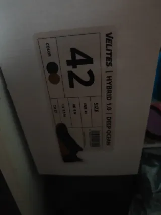 Zapatillas híbridas Velites azules y marrones