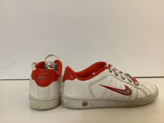 Zapatillas Nike Clásicas Blancas y Rojas