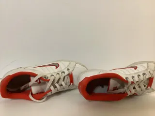 Zapatillas Nike Clásicas Blancas y Rojas
