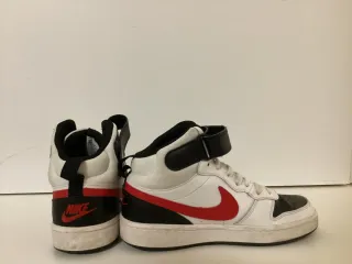 Zapatillas Jordan Blancas y Rojas