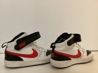 Zapatillas Jordan Blancas y Rojas