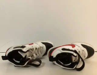 Zapatillas Jordan Blancas y Rojas