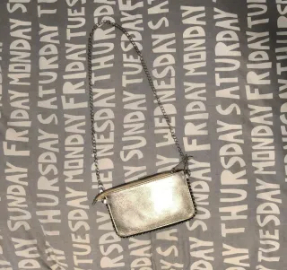 Bolso dorado con tachuelas