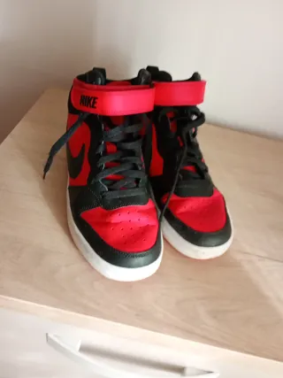 Deportivas Nike Botín Rojas y Negras