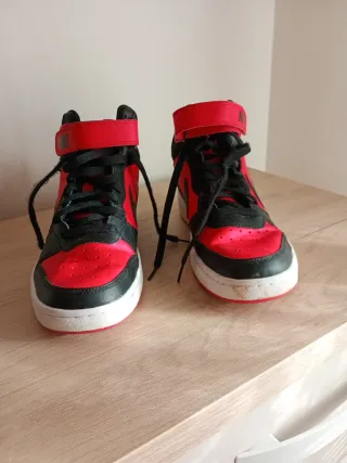 Deportivas Nike Botín Rojas y Negras