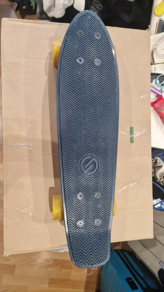 Monopatín Penny con ruedas y protecciones