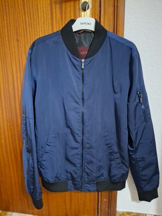 Cazadora entretiempo tipo bomber Zara azul oscuro.