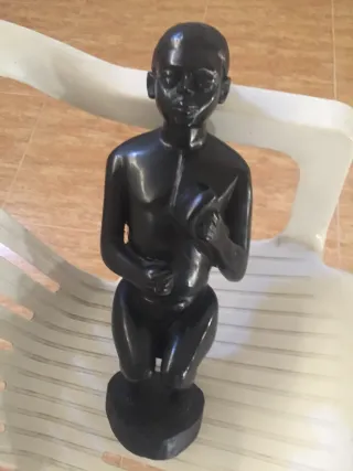Figura niño madera negra 40cm antigüedad