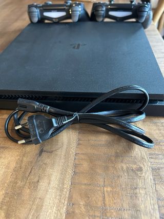 PS4 Slim Negra + 2 Mandos