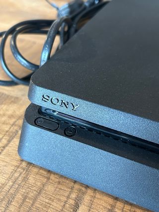 PS4 Slim Negra + 2 Mandos