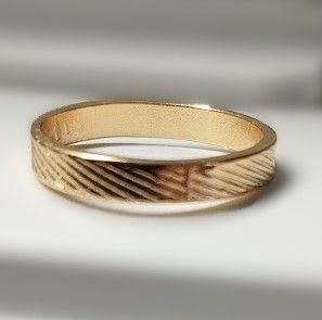 Anillo dorado con diseño rayado
