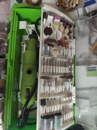 Herramienta Rotatoria Multifunción con Accesorios