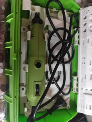 Herramienta Rotatoria Multifunción con Accesorios