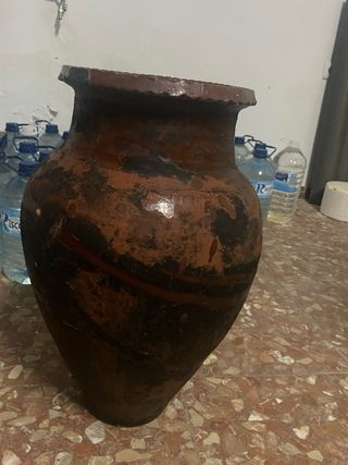 Tinaja antigua de barro